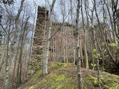 İskoçya, Gifford yakınlarındaki Yester Kalesi. Eski ortaçağ terk edilmiş kalıntıları Goblin Kalesi olduğu söylenir. İkonik İskoç mimarisi