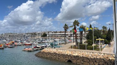 Lagos, Portekiz. Güzel binaları, marinası ve ortaçağ tahkimatları olan bir sahil kenti. Tatil hedefi