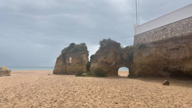 Lagos yakınlarındaki Portekiz 'in Algarve sahil şeridinde güzel sahil kayalıkları, kayalar ve plajlar. Okyanus dalgaları kumtaşı yapıları turistik eğlence mağaraları geziler kumsal hayatı kumları.