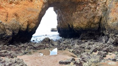 Lagos yakınlarındaki Portekiz 'in Algarve sahil şeridinde güzel sahil kayalıkları, kayalar ve plajlar. Okyanus dalgaları kumtaşı yapıları turistik eğlence mağaraları geziler kumsal hayatı kumları.