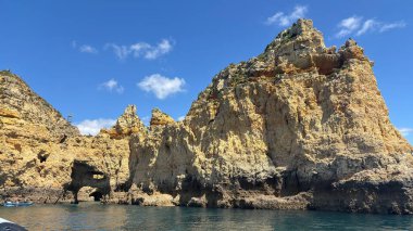 Lagos yakınlarındaki Portekiz 'in Algarve sahil şeridinde güzel sahil kayalıkları, kayalar ve plajlar. Okyanus dalgaları kumtaşı yapıları turistik eğlence mağaraları geziler kumsal hayatı kumları.