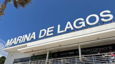 Lagos, Portekiz. Güzel binaları, marinası ve ortaçağ tahkimatları olan bir sahil kenti. Tatil hedefi