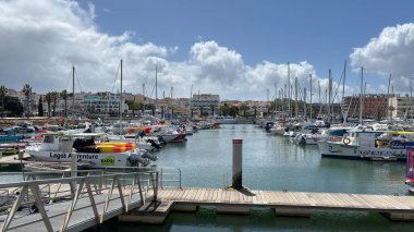 Lagos, Portekiz. Güzel binaları, marinası ve ortaçağ tahkimatları olan bir sahil kenti. Tatil hedefi