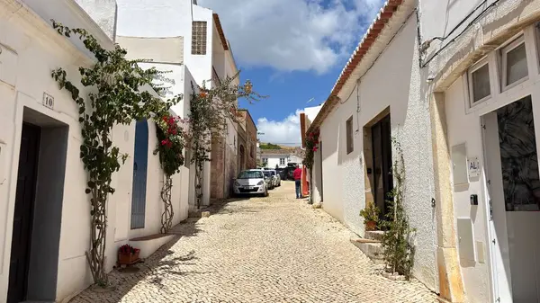 Lagos, Portekiz. Güzel binaları, marinası ve ortaçağ tahkimatları olan bir sahil kenti. Tatil hedefi