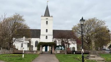 İskoçya 'nın Gifford köyündeki Yester Kilisesi. Geleneksel İskoç mimari binaları sokak manzarası