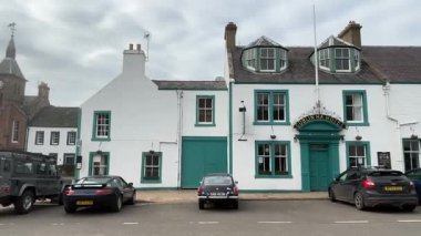 İskoçya 'daki Gifford köyü. Geleneksel İskoç mimari binaları sokak manzarası