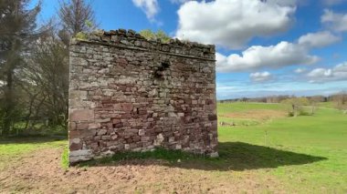 İskoçya 'da açık bir alanda güvercin binası. Kuşları beslemek için terk edilmiş ortaçağ yapısı.
