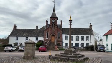 İskoçya 'daki Gifford köyü. Geleneksel İskoç mimari binaları sokak manzarası