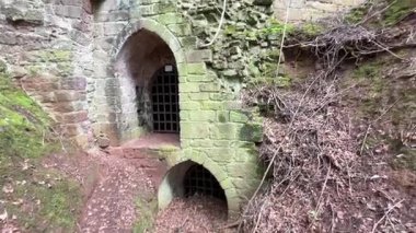 Yester Kalesi harabesi. Perili Cin şatosu hayaletli taş yapı terk edilmiş eski İskoç tahkimatları askeri harabe. 