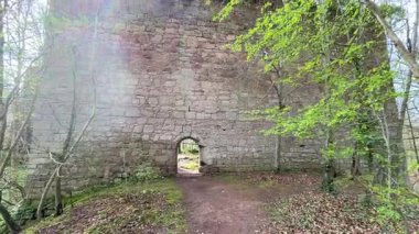 Yester Kalesi harabesi. Perili Cin şatosu hayaletli taş yapı terk edilmiş eski İskoç tahkimatları askeri harabe. 