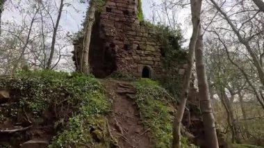 Yester Kalesi harabesi. Perili Cin şatosu hayaletli taş yapı terk edilmiş eski İskoç tahkimatları askeri harabe. 