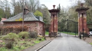 Yester Emlak Dekoratif Kapıları ve Kapıcı Evi. İskoçya 'daki Gifford köyü. Geleneksel İskoç mimari binaları sokak manzarası