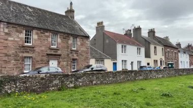 İskoçya 'daki Gifford köyü. Geleneksel İskoç mimari binaları sokak manzarası