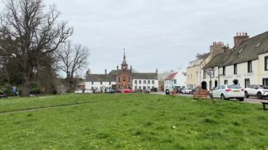 İskoçya 'nın Gifford köyündeki belediye binası. Geleneksel İskoç mimari binaları sokak manzarası