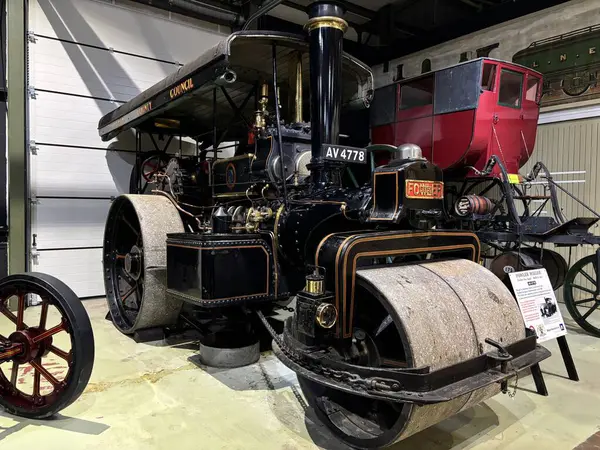 İskoçya, Alford 'daki Grampian Taşımacılık Müzesi. Konserve edilmiş eski arabalar ve kamyonlar sergileniyor. Makineler ve ulaşım makineleri yenilendi