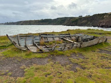 Terk edilmiş İskoç balıkçı teknesi. Paslı metal ve harap ahşap. Geçmişin kalıntıları. İskoç balıkçılık endüstrisi