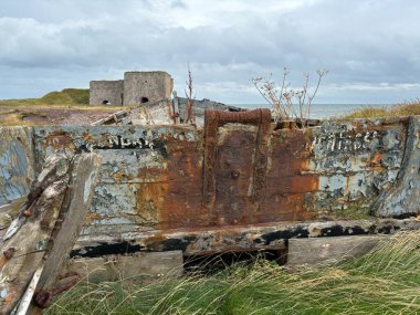 Terk edilmiş İskoç balıkçı teknesi. Paslı metal ve harap ahşap. Geçmişin kalıntıları. İskoç balıkçılık endüstrisi