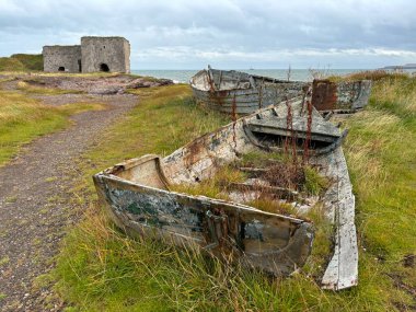 Terk edilmiş İskoç balıkçı teknesi. Paslı metal ve harap ahşap. Geçmişin kalıntıları. İskoç balıkçılık endüstrisi