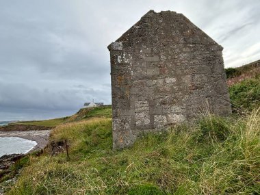 Sahildeki terk edilmiş İskoç balıkçı evleri. Yıkılmış antik konut