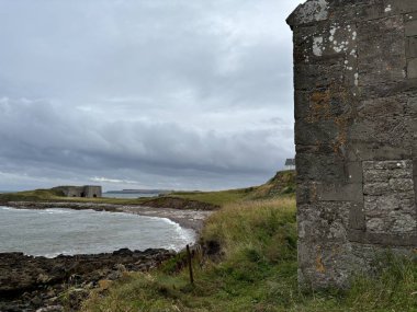Sahildeki terk edilmiş İskoç balıkçı evleri. Yıkılmış antik konut