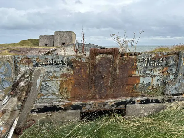 Terk edilmiş İskoç balıkçı teknesi. Paslı metal ve harap ahşap. Geçmişin kalıntıları. İskoç balıkçılık endüstrisi