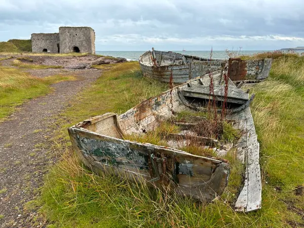 Terk edilmiş İskoç balıkçı teknesi. Paslı metal ve harap ahşap. Geçmişin kalıntıları. İskoç balıkçılık endüstrisi