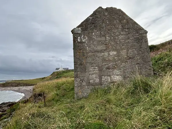 Sahildeki terk edilmiş İskoç balıkçı evleri. Yıkılmış antik konut