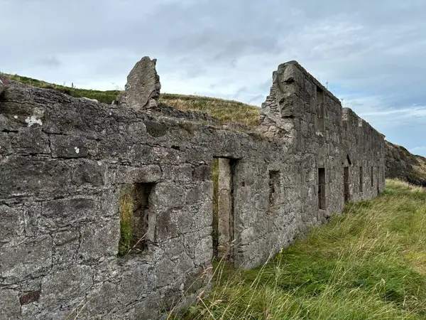 Sahildeki terk edilmiş İskoç balıkçı evleri. Yıkılmış antik konut