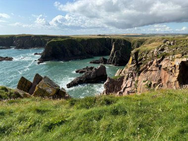 Güzel İskoç engebeli kıyı şeridi Kuzey Denizi yamacı yaz güneşinin altında