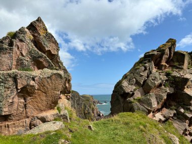 Güzel İskoç engebeli kıyı şeridi Kuzey Denizi yamacı yaz güneşinin altında