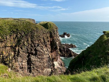 Güzel İskoç engebeli kıyı şeridi Kuzey Denizi yamacı yaz güneşinin altında