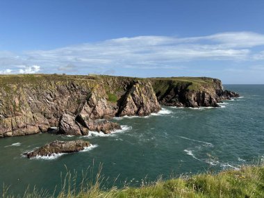 Güzel İskoç engebeli kıyı şeridi Kuzey Denizi yamacı yaz güneşinin altında