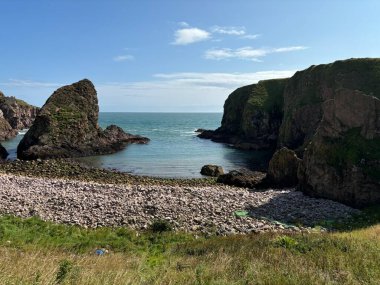 Güzel İskoç engebeli kıyı şeridi Kuzey Denizi yamacı yaz güneşinin altında