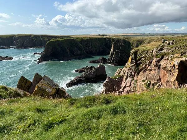 Güzel İskoç engebeli kıyı şeridi Kuzey Denizi yamacı yaz güneşinin altında