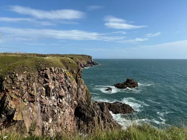 Güzel İskoç engebeli kıyı şeridi Kuzey Denizi yamacı yaz güneşinin altında