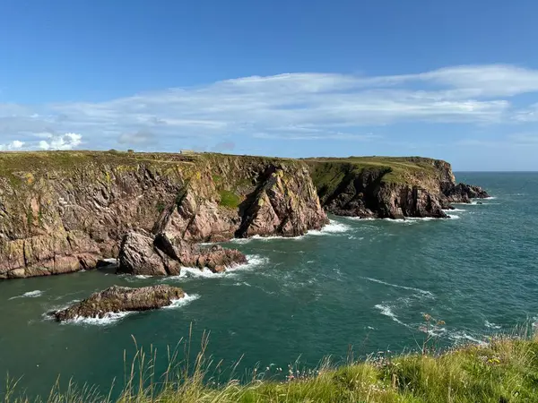 Güzel İskoç engebeli kıyı şeridi Kuzey Denizi yamacı yaz güneşinin altında