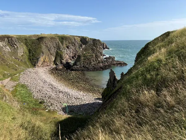 Güzel İskoç engebeli kıyı şeridi Kuzey Denizi yamacı yaz güneşinin altında