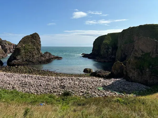 Güzel İskoç engebeli kıyı şeridi Kuzey Denizi yamacı yaz güneşinin altında