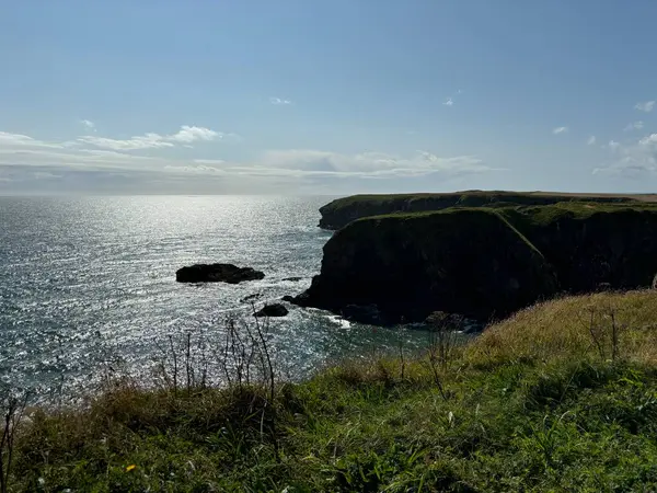 Güzel İskoç engebeli kıyı şeridi Kuzey Denizi yamacı yaz güneşinin altında