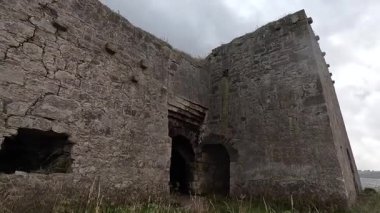 Boddin Point kireç ocakları sahildeki terk edilmiş İskoç binası. Yıkılmış antik konut