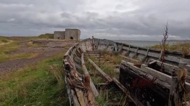 Terk edilmiş İskoç balıkçı teknesi. Paslı metal ve harap ahşap. Geçmişin kalıntıları. İskoç balıkçılık endüstrisi