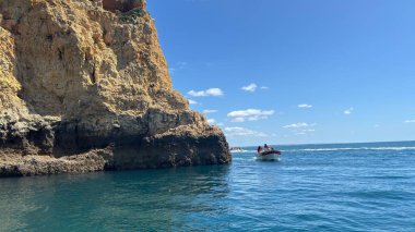 Lagos yakınlarındaki Portekiz 'in Algarve sahil şeridinde güzel sahil kayalıkları, kayalar ve plajlar. Okyanus dalgaları kumtaşı yapılar turistik eğlence mağaraları gezi turları