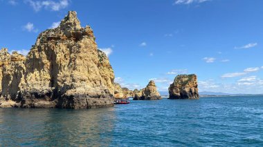 Lagos yakınlarındaki Portekiz 'in Algarve sahil şeridinde güzel sahil kayalıkları, kayalar ve plajlar. Okyanus dalgaları kumtaşı yapılar turistik eğlence mağaraları gezi turları