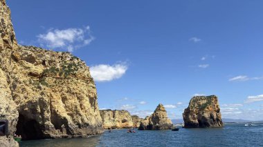 Lagos yakınlarındaki Portekiz 'in Algarve sahil şeridinde güzel sahil kayalıkları, kayalar ve plajlar. Okyanus dalgaları kumtaşı yapılar turistik eğlence mağaraları gezi turları