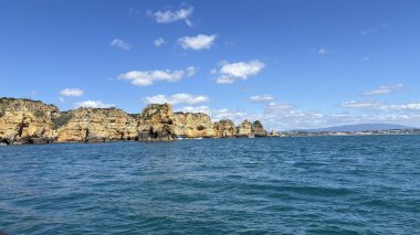 Lagos yakınlarındaki Portekiz 'in Algarve sahil şeridinde güzel sahil kayalıkları, kayalar ve plajlar. Okyanus dalgaları kumtaşı yapılar turistik eğlence mağaraları gezi turları
