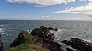 Güzel İskoç engebeli kıyı şeridi Kuzey Denizi yamacı yaz güneşinin altında