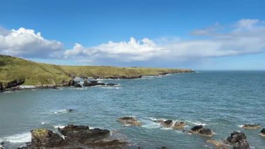 Güzel İskoç engebeli kıyı şeridi Kuzey Denizi yamacı yaz güneşinin altında
