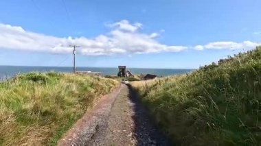 Eski Slains Kalesi, terk edilmiş taş yapı eski İskoç tahkimatı ordusunu harap ediyor. Aberdeenshire