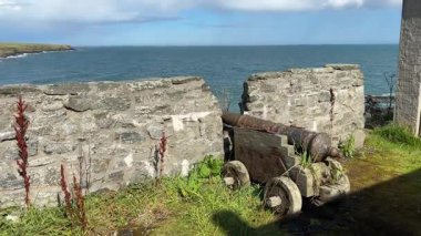 Eski Slains Kalesi, terk edilmiş taş yapı eski İskoç tahkimatı ordusunu harap ediyor. Aberdeenshire