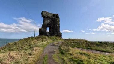 Eski Slains Kalesi, terk edilmiş taş yapı eski İskoç tahkimatı ordusunu harap ediyor. Aberdeenshire